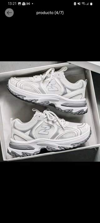 Zapatillas deportivas blancas y grises