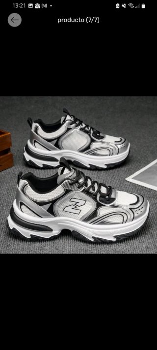 Zapatillas deportivas blancas y grises