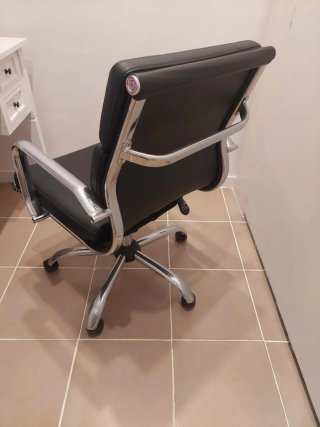 Silla de oficina negra y plateada