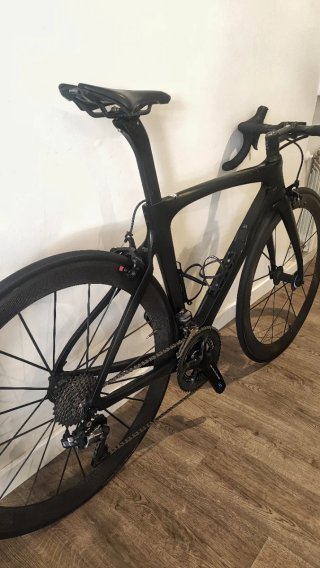Pinarello Dogma F10. Telaio e ruote in carbonio.