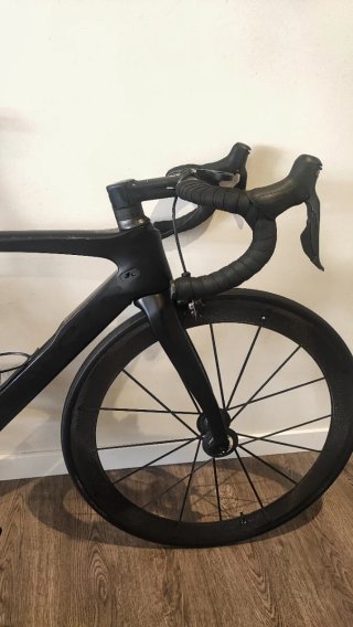Pinarello Dogma F10. Telaio e ruote in carbonio.