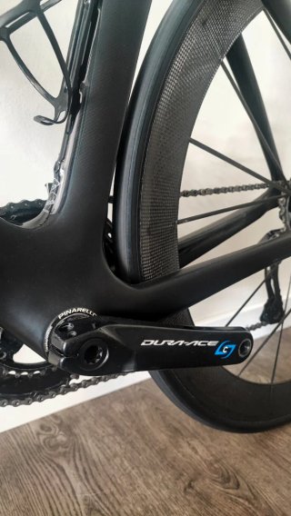 Pinarello Dogma F10. Telaio e ruote in carbonio.
