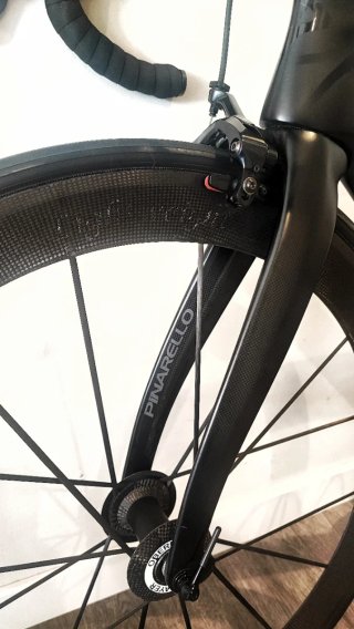 Pinarello Dogma F10. Telaio e ruote in carbonio.