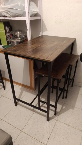 Mesa alta con 4 taburetes