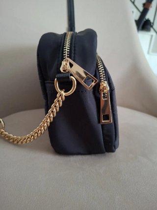 Bolso negro con detalles dorados