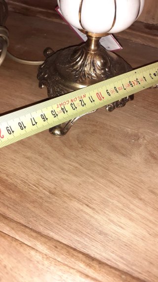 Elegante lámpara de mesa sin usar con una base orn