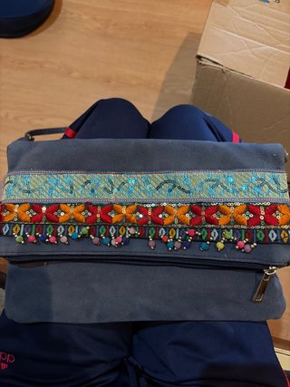Bolso de mano gris con bordado multicolor