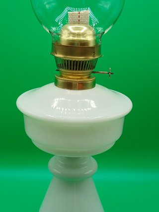 Lampada a petrolio bianca in opalina