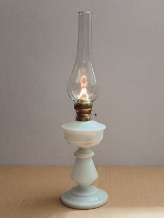 Lampada a petrolio bianca in opalina