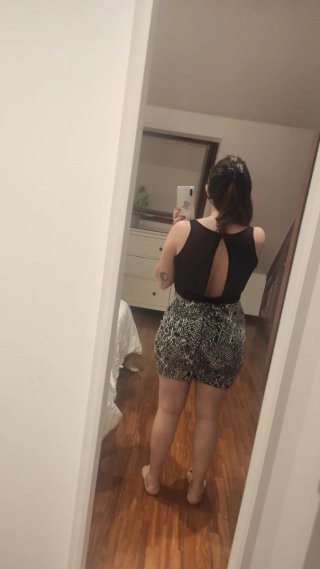 Vestido negro con falda estampada