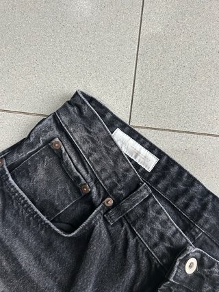 Pantalón tejano gris desgastado