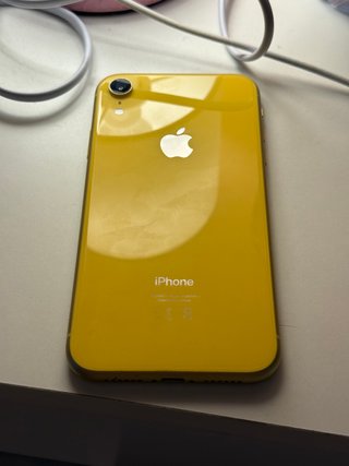 iPhone XR Amarelo 64GB + Caixa (Tela danificada) em segunda mão