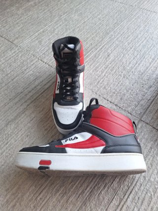 Zapatillas Fila Negras y Rojas Talla 43
