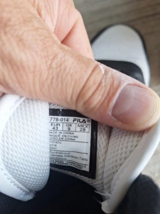 Zapatillas Fila Negras y Rojas Talla 43