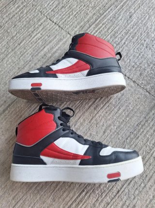 Zapatillas Fila Negras y Rojas Talla 43