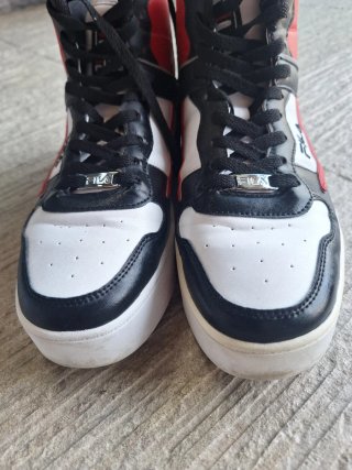 Zapatillas Fila Negras y Rojas Talla 43
