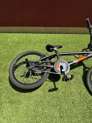 Bicicleta BMX negra y naranja