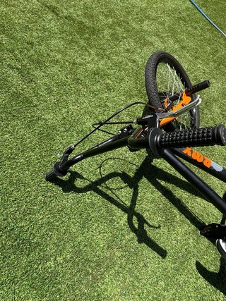 Bicicleta BMX negra y naranja