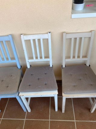 Juego de 4 sillas de madera pintadas con cojines.
