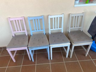 Juego de 4 sillas de madera pintadas con cojines.