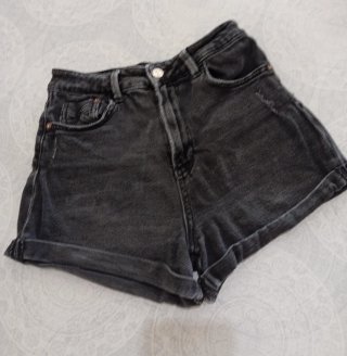 Shorts Stradivarius negro.