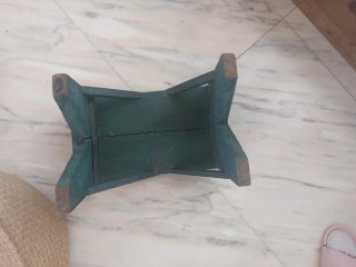 Banqueta antigua de madera.