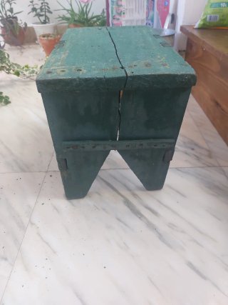 Banqueta antigua de madera.