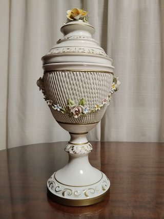 Urna de porcelana con flores doradas