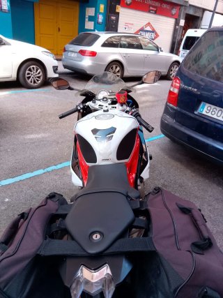 BMW S1000RR Moto Deportiva Negra, Roja y Blanca