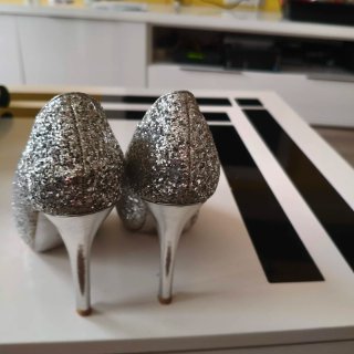 Zapatos de fiesta plateados con brillos