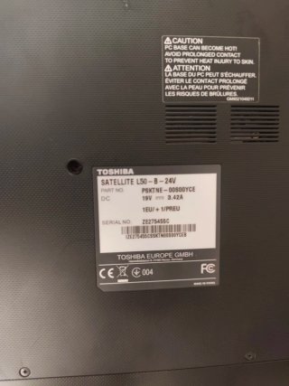 Ordenador portátil Toshiba rojo