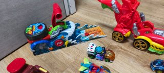 T-Racers Dragon Loop Magic Box, coches y muñecos