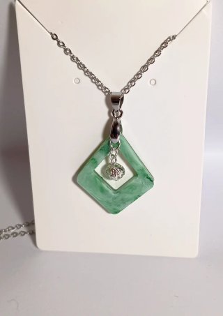 Collar verde con colgante de rombo y bola