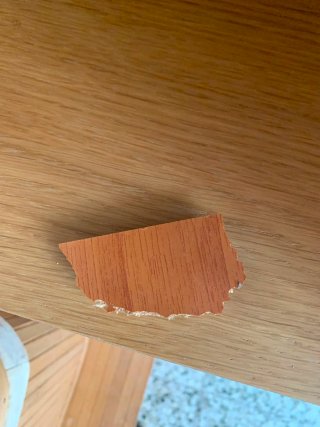 Estantería de madera marrón y amarilla