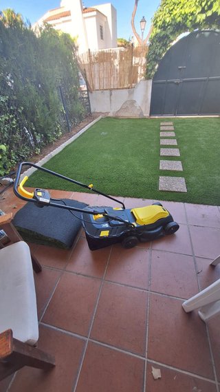 Cortacésped eléctrico amarillo y negro