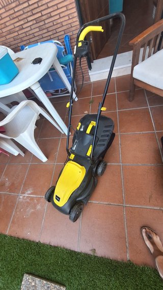 Cortacésped eléctrico amarillo y negro