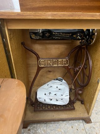 Máquina de coser Singer con mueble
