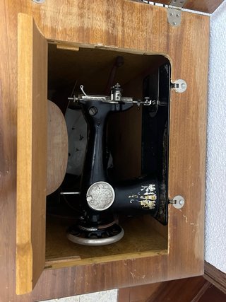 Máquina de coser Singer con mueble