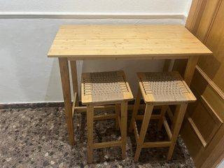 Mesa alta de madera con 2 taburetes