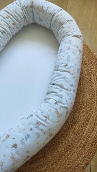 Nido para bebé con estampado infantil