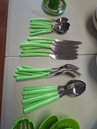 Set  Piatti Posate tazzine mestoli Verde