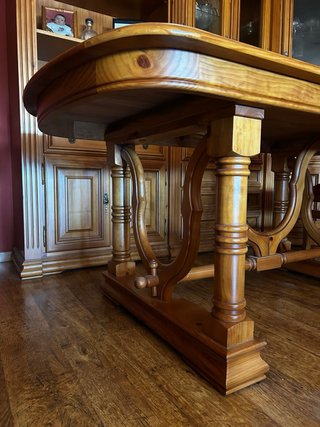Mesa de comedor de madera con sillas