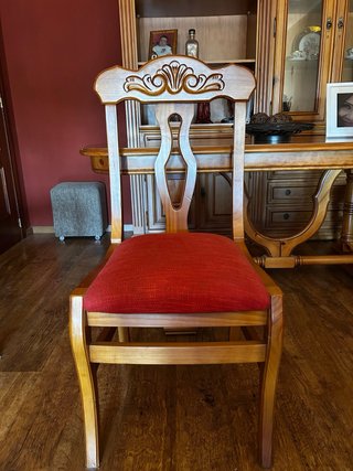 Mesa de comedor de madera con sillas