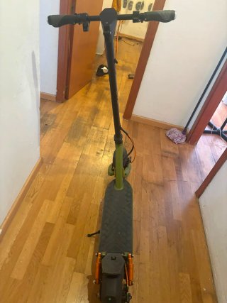 Patinete eléctrico verde