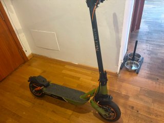 Patinete eléctrico verde