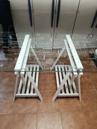 Mesa de cristal con caballetes blancos