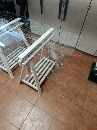 Mesa de cristal con caballetes blancos