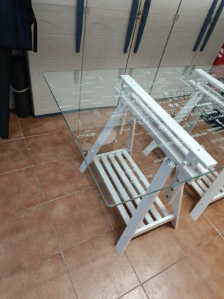 Mesa de cristal con caballetes blancos