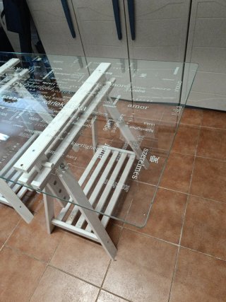 Mesa de cristal con caballetes blancos