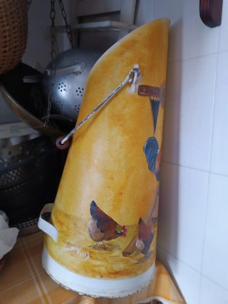 Carbonera holandesa pintada a mano paragüero